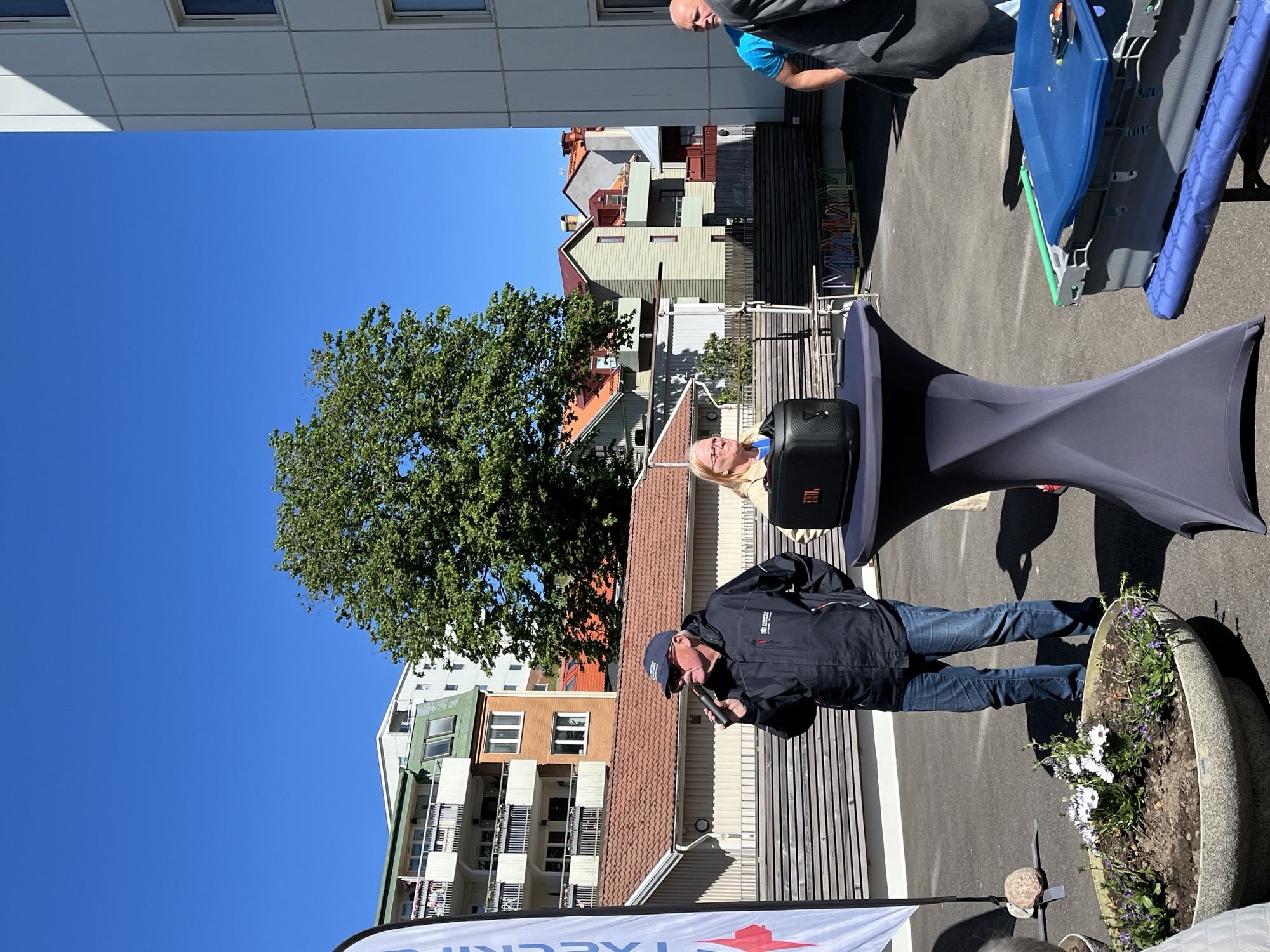 Ingemar Skarstedt håller ett föredrag om kvarteret runt Drottninggatan vid invigning av trivselboendet.