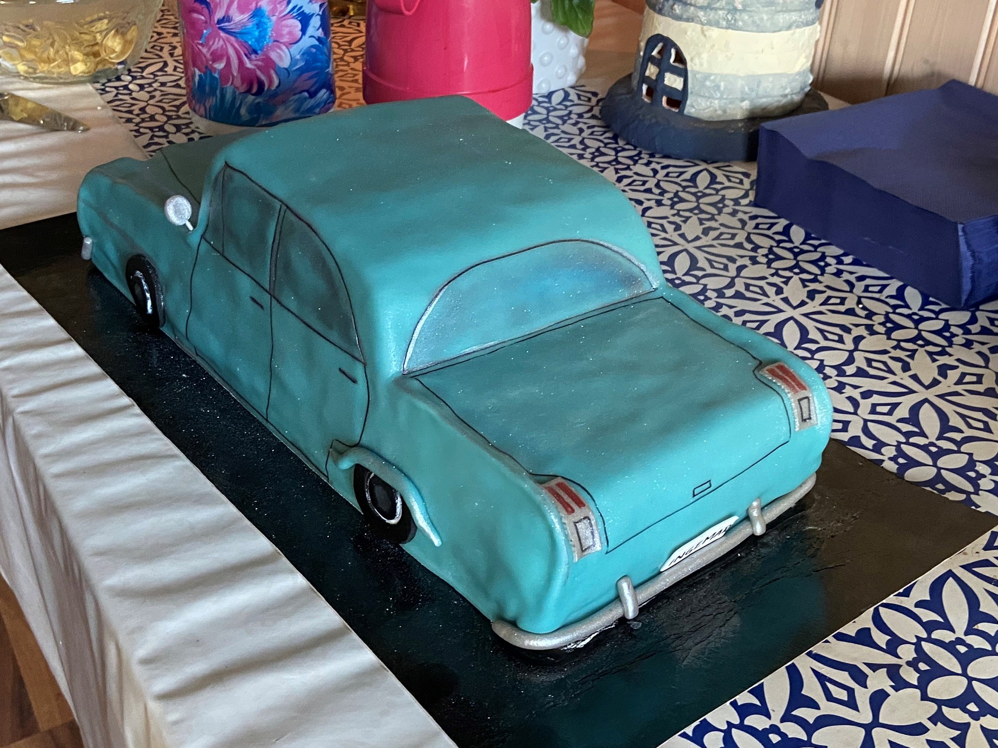 Bilden visare en prinsesstårta i formen av en blå veteranbil
