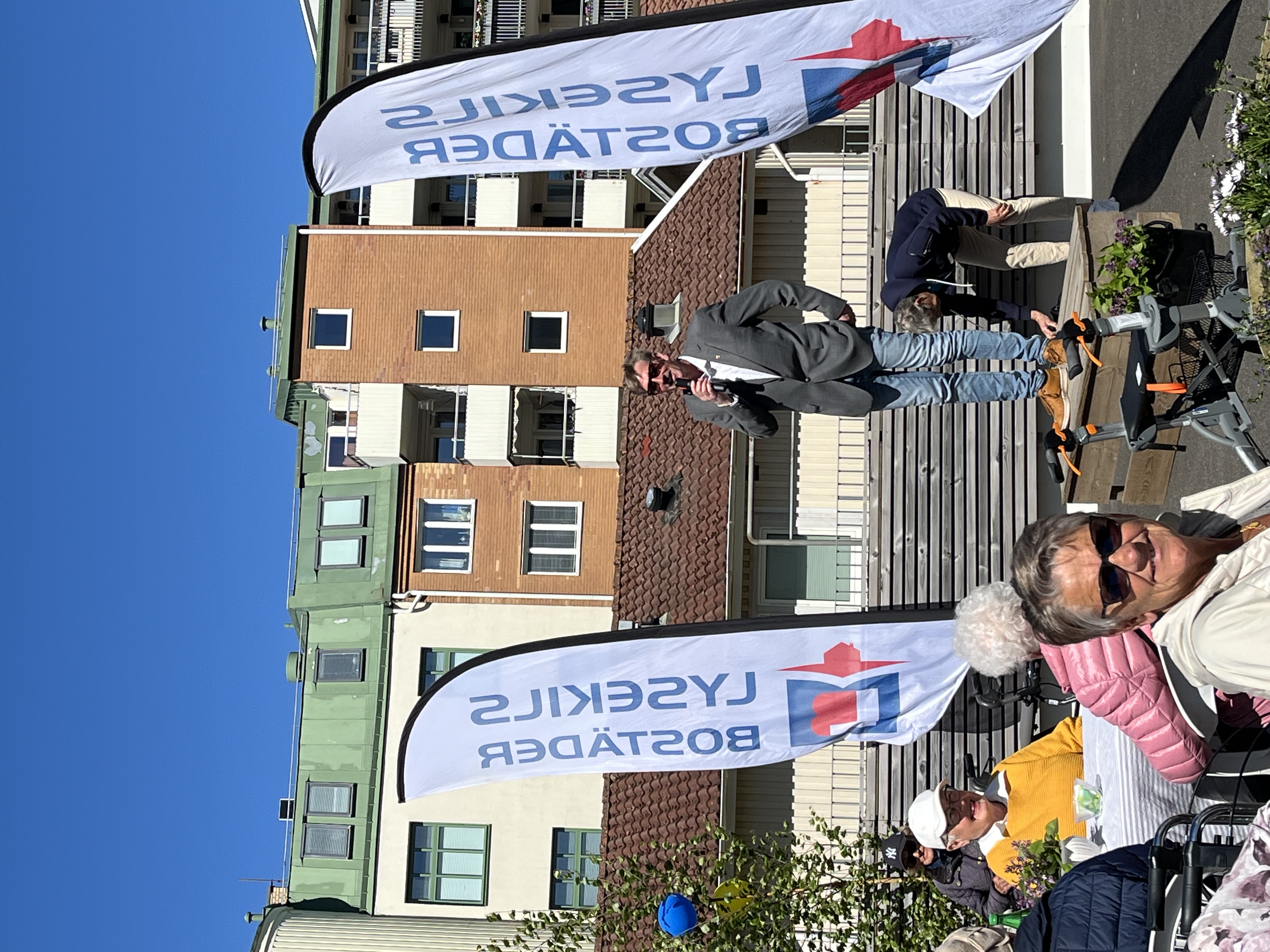 LysekilsBostäders styrelseordförande talar på Invigning av trivselboende på Drottninggatan