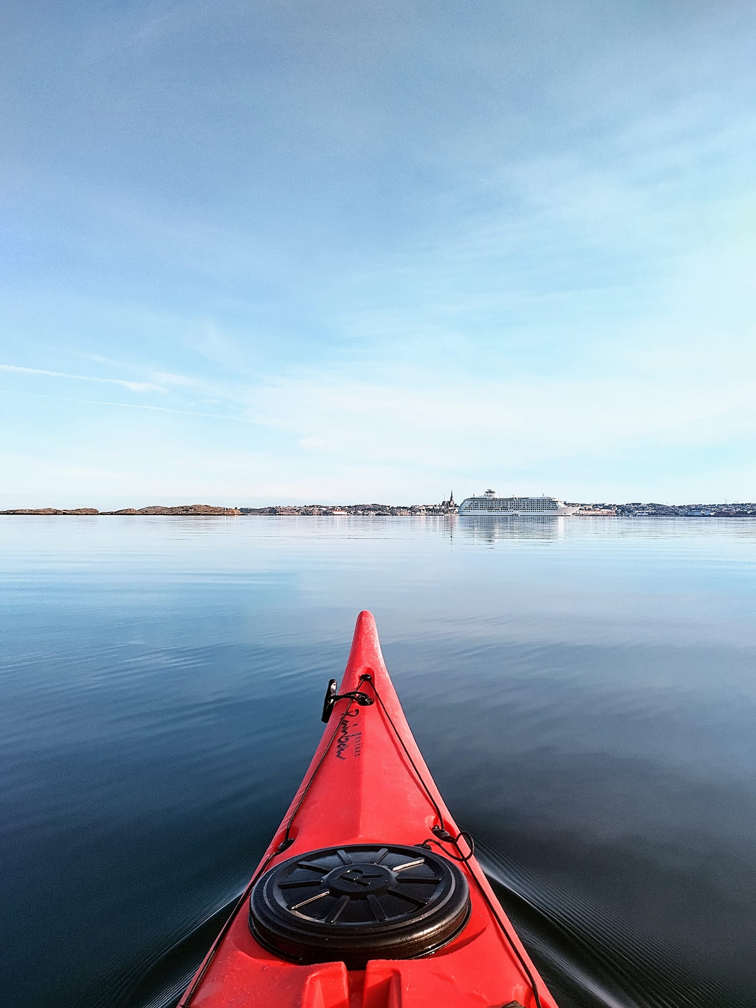 Kanot med Lysekil framför sig