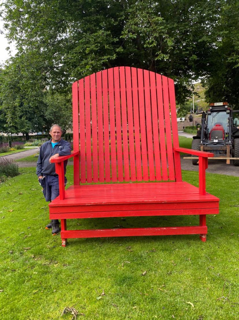 Röd jättestol i Lysekils park