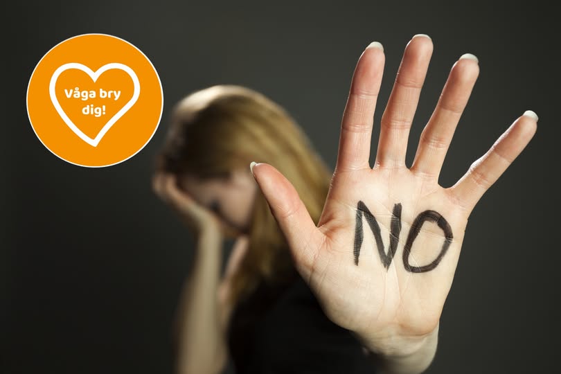 En kvinna håller fram sin öppna handflata mot kamera. I handflatan står ordet NO 