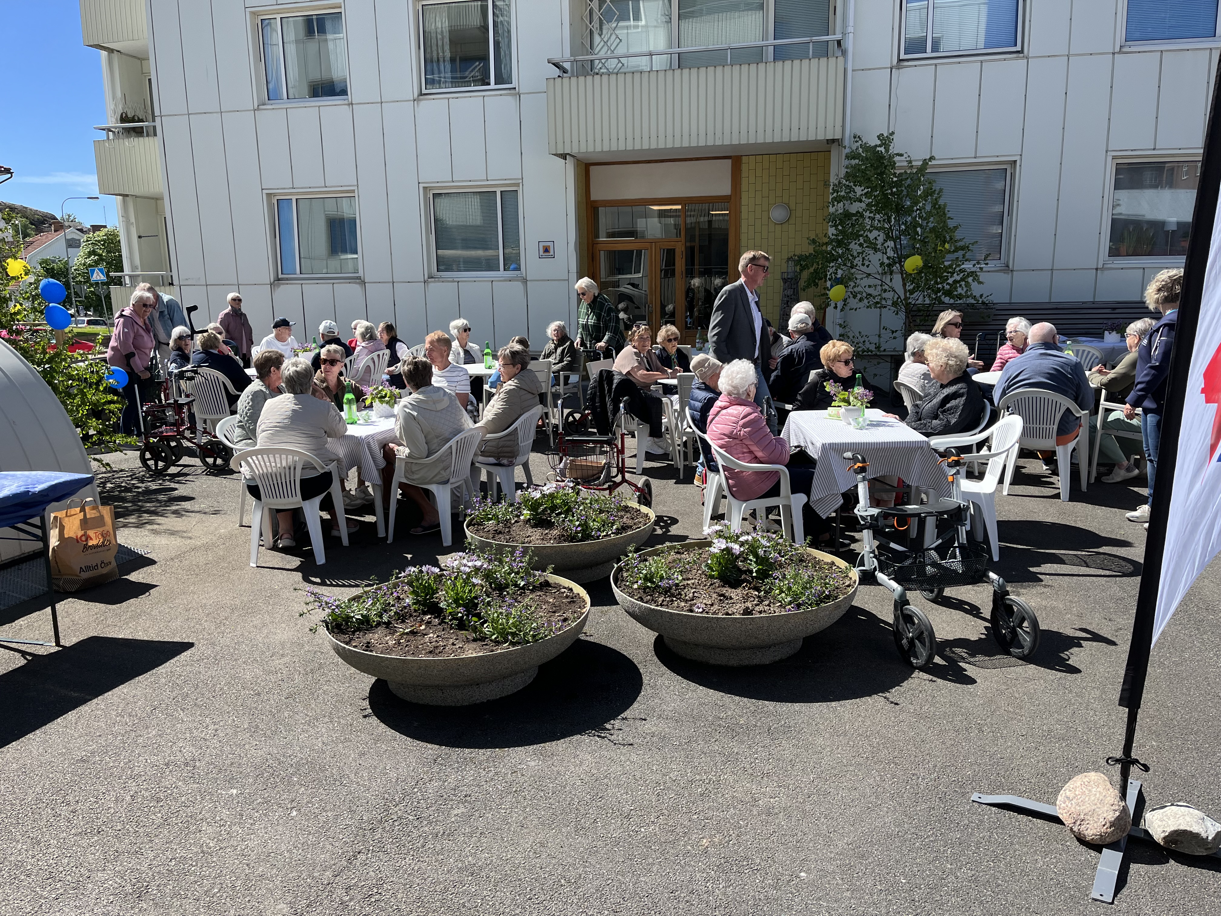 Hyresgästerna bjuds på smörgåstårta och cider