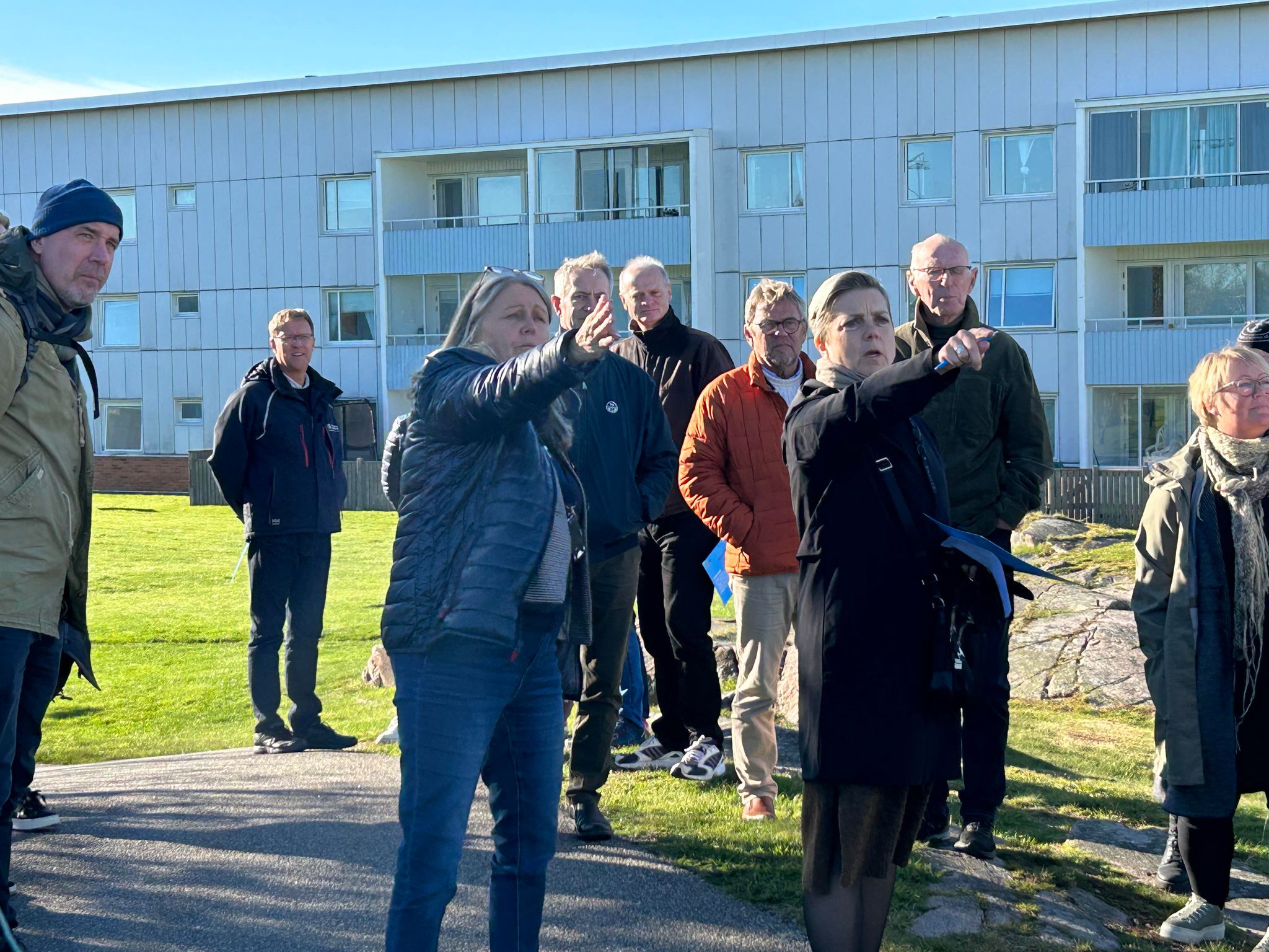Kommunchef för Lysekil och Vd för LysekilsBostäder pekar ut mot området Badhusberget