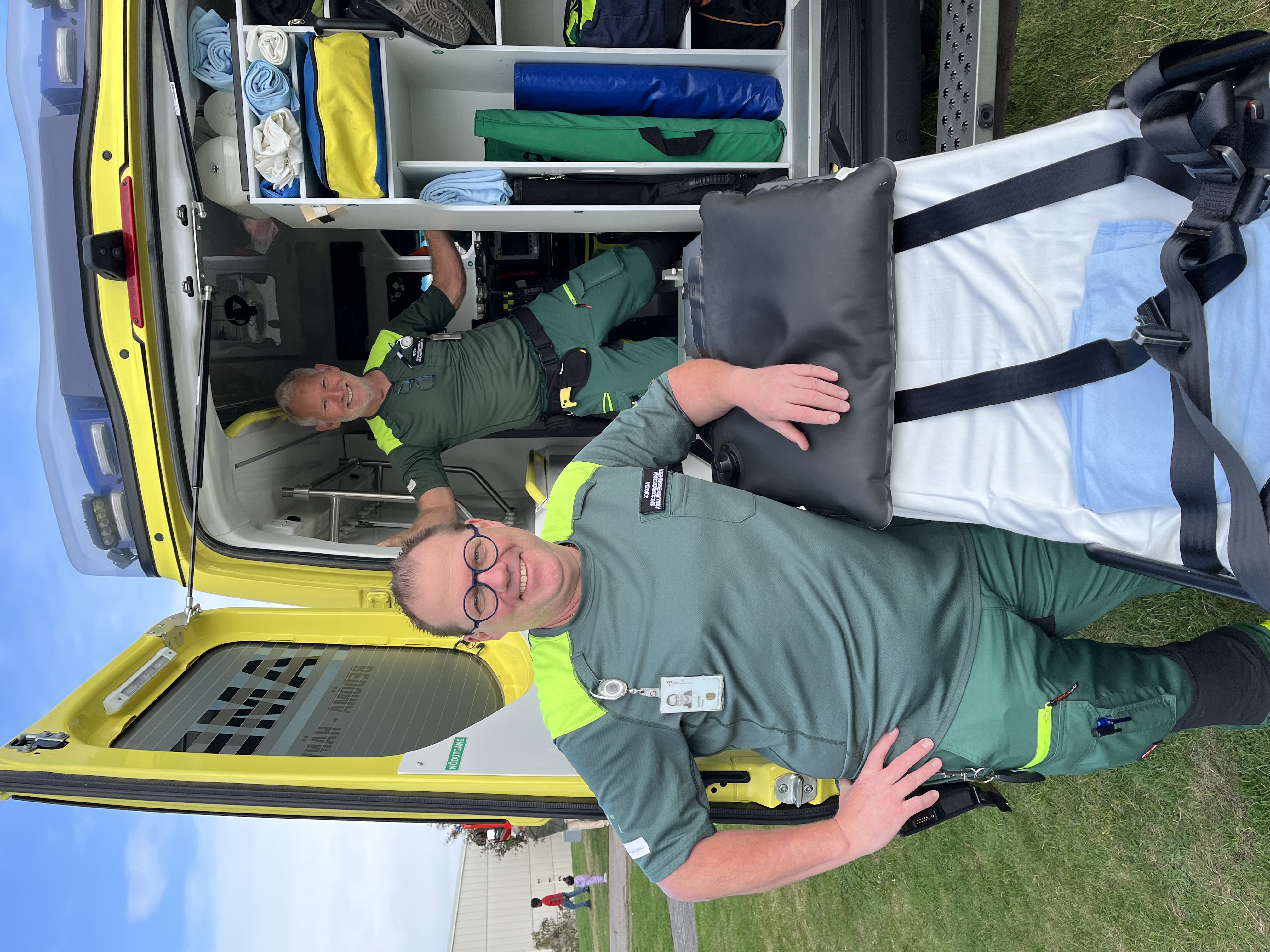 Ambulans och två sjukvårdare