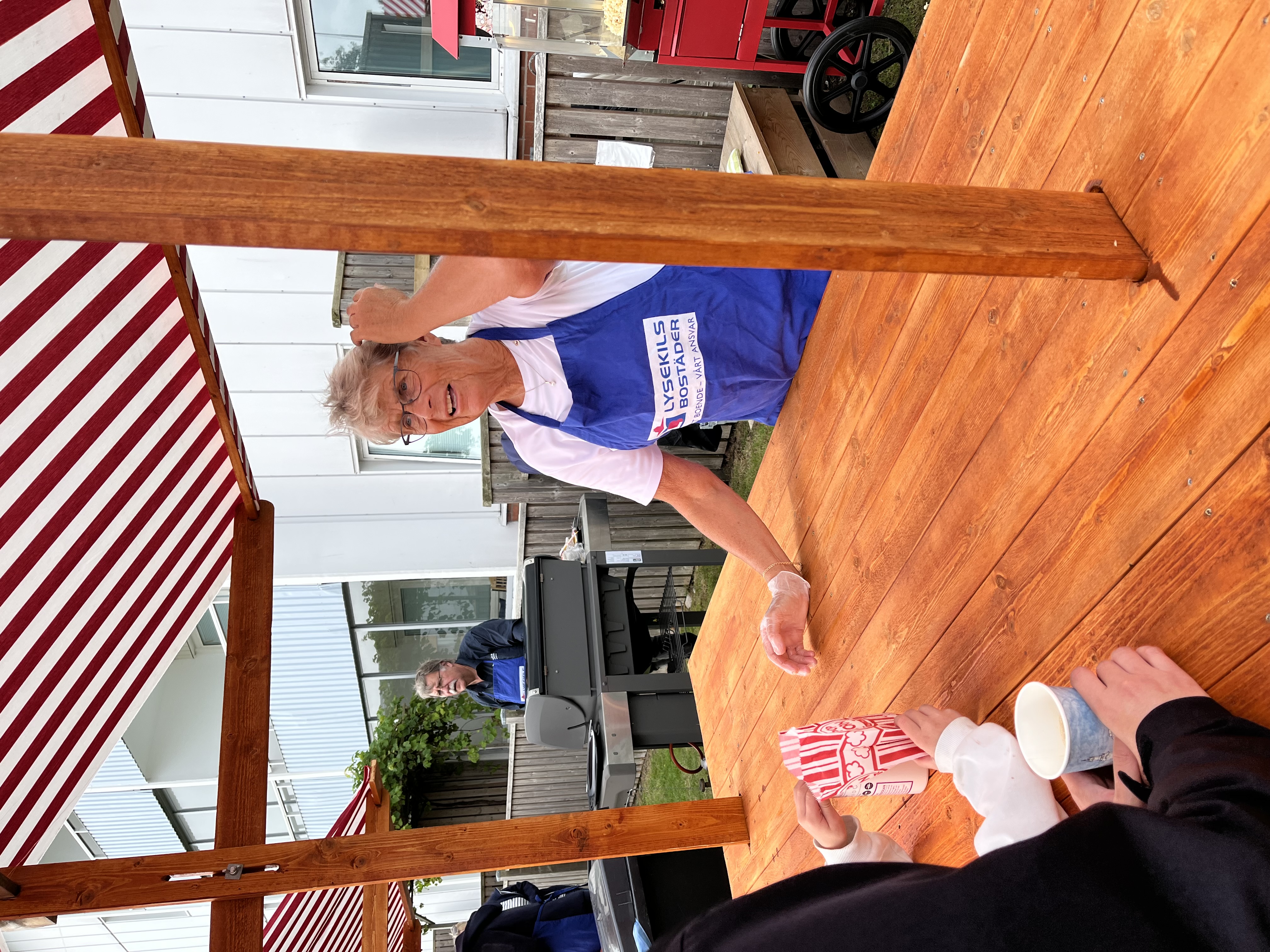 Eva bjuder barnen på popcorn