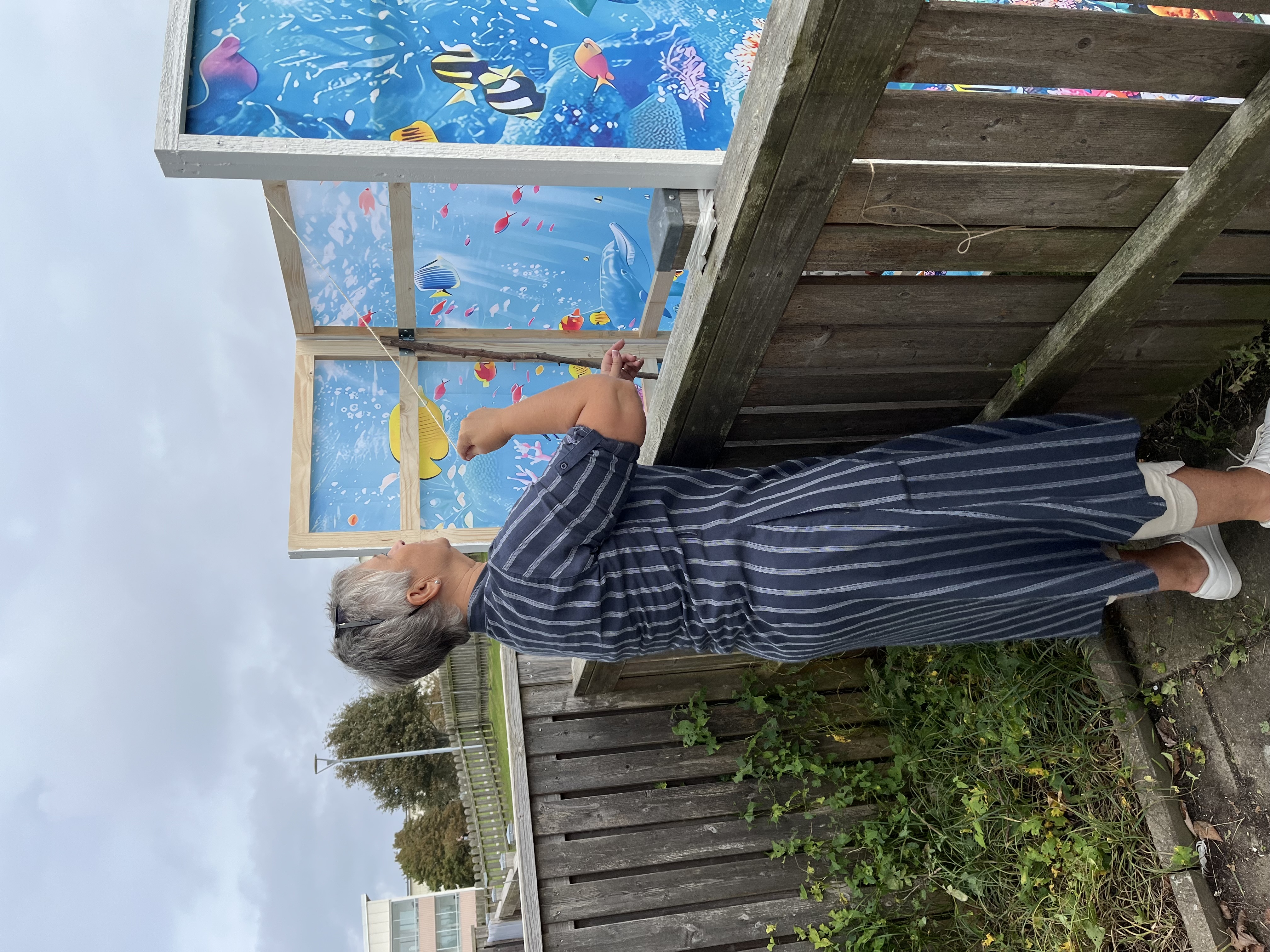 Anna-Karin ser till att det nappar i barnens fiskdamm.